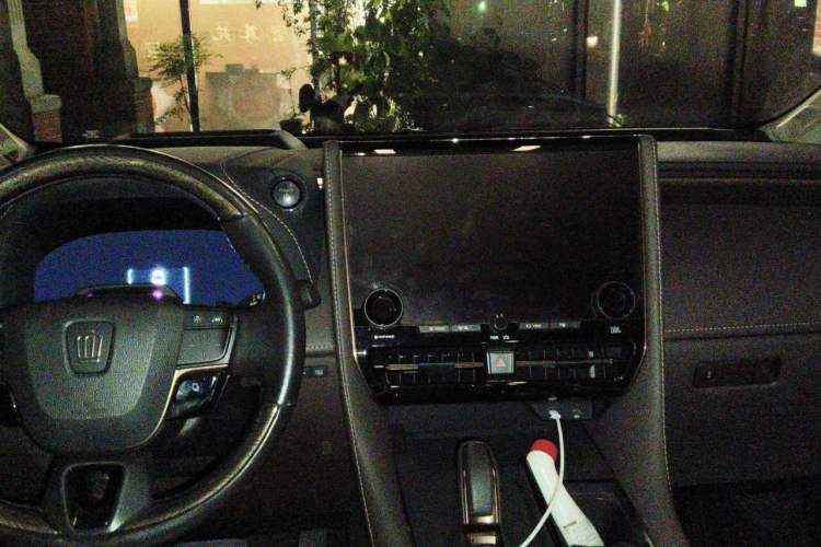 Used Toyota Alphard 2024 Dual-Engine 2.5L Deluxe Edition Center Console