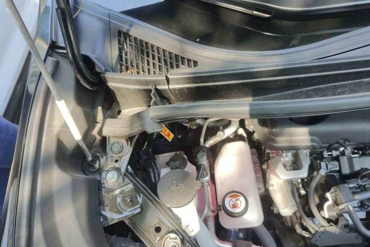 Used Toyota Alphard 2024 Dual-Engine 2.5L Deluxe Edition Engine Bay Right