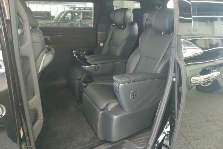 Used Toyota Alphard 2024 Dual-Engine 2.5L Deluxe Edition Interior 4