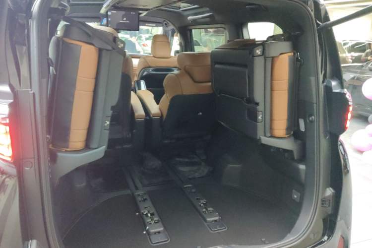 Used Toyota Alphard 2024 Dual-Engine 2.5L Deluxe Edition Trunk