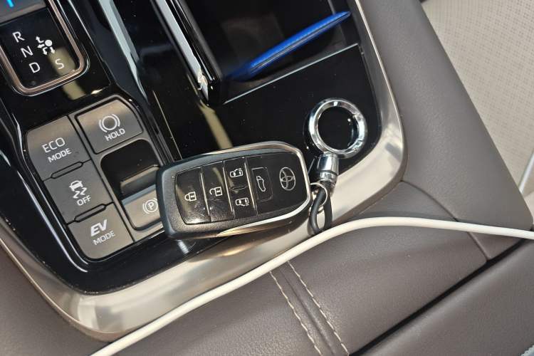 Used Toyota Alphard 2024 Dual-Engine 2.5L Deluxe Edition Vehicle Key