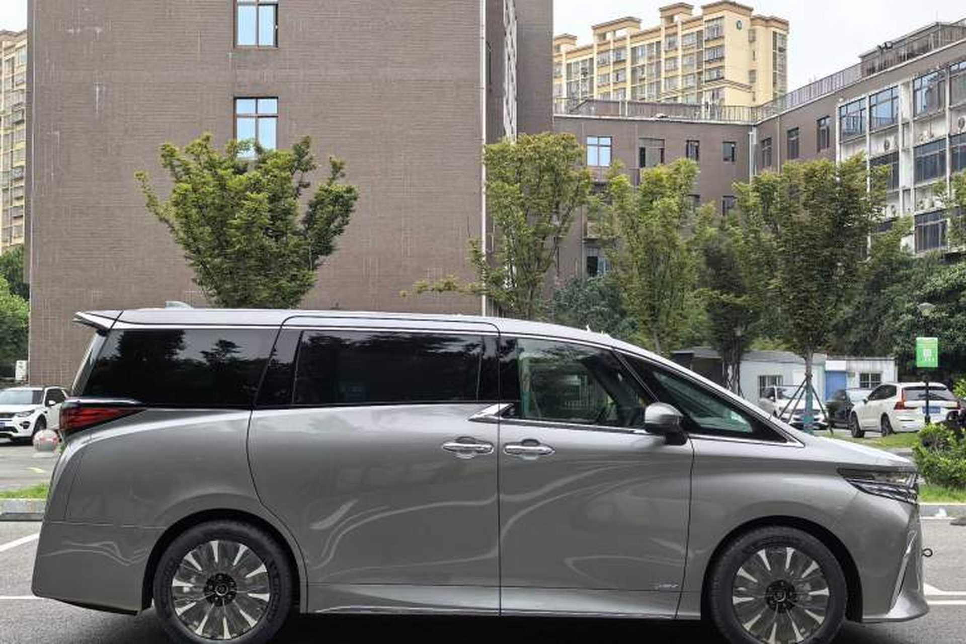 Used Toyota Alphard 2024 Dual-Engine 2.5L Deluxe Edition Exterior 3