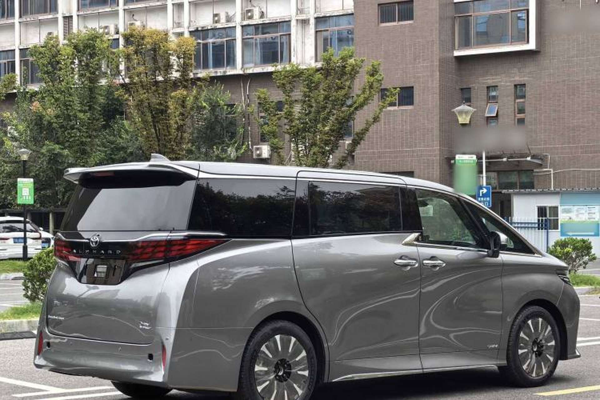 Used Toyota Alphard 2024 Dual-Engine 2.5L Deluxe Edition Exterior 6
