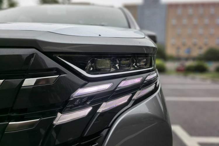 Used Toyota Alphard 2024 Dual-Engine 2.5L Deluxe Edition Exterior 7