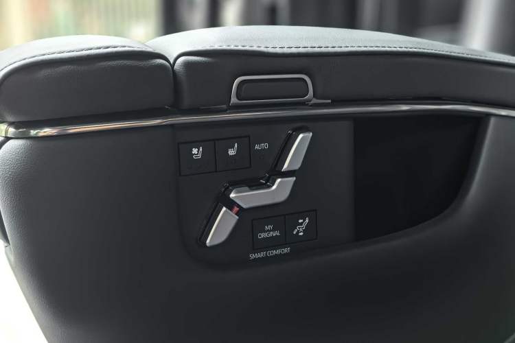 Used Toyota Alphard 2024 Dual-Engine 2.5L Deluxe Edition Interior 4