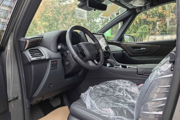 Used Toyota Alphard 2024 Dual-Engine 2.5L Deluxe Edition Interior 6