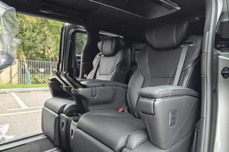 Used Toyota Alphard 2024 Dual-Engine 2.5L Deluxe Edition Interior 8