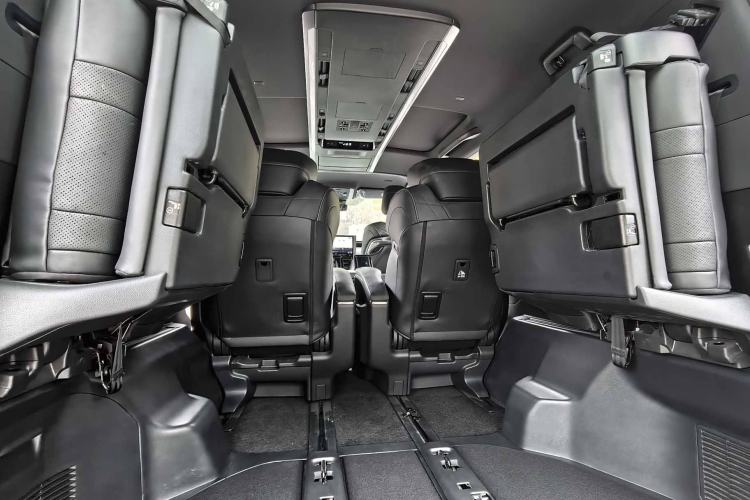 Used Toyota Alphard 2024 Dual-Engine 2.5L Deluxe Edition Interior 9