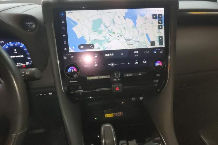 Used Toyota Alphard 2024 Dual-Engine 2.5L Deluxe Edition Audio And AC Panel