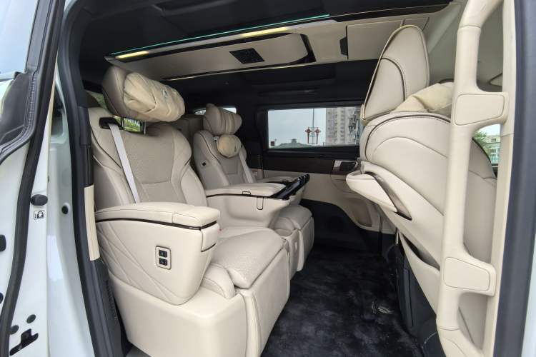 Used Toyota Alphard 2024 Dual-Engine 2.5L Deluxe Edition Interior 3