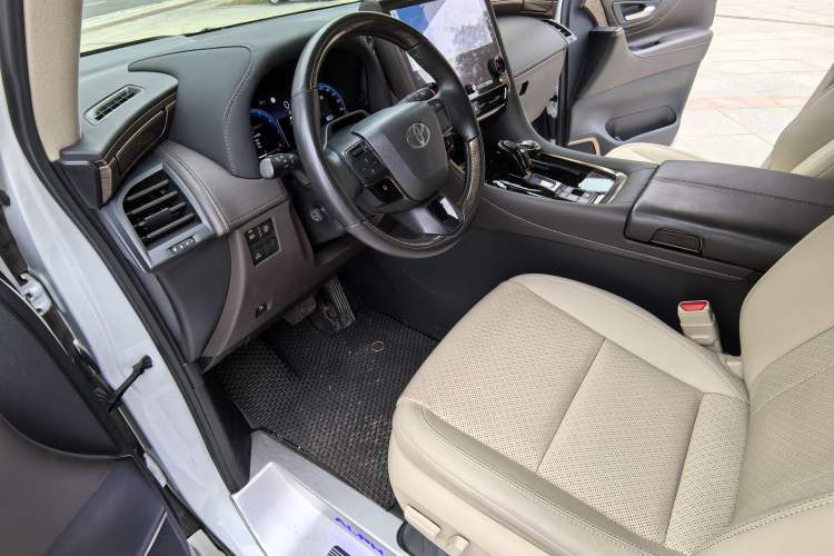 Used Toyota Alphard 2024 Dual-Engine 2.5L Deluxe Edition Interior 4