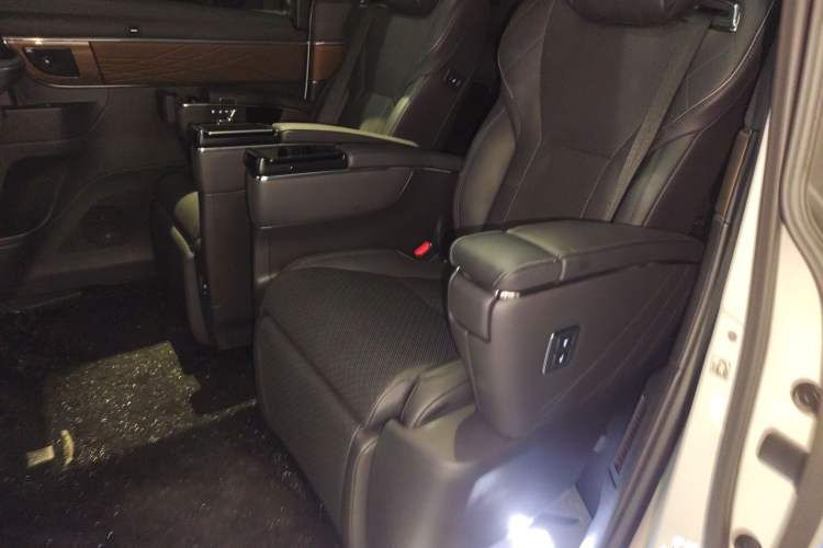 Used Toyota Alphard 2024 Dual-Engine 2.5L Prestige Edition Interior 4