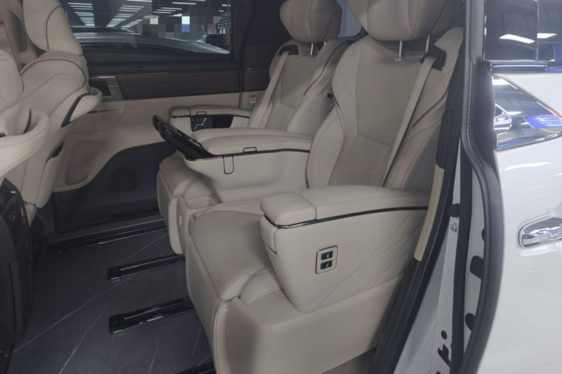 Used Toyota Alphard 2024 Dual-Engine 2.5L Deluxe Edition Interior 4