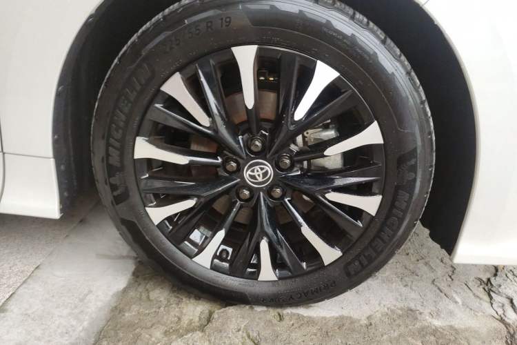 Used Toyota Alphard 2024 Dual-Engine 2.5L Deluxe Edition Right Front Wheel Hub