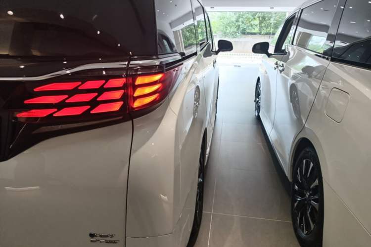 Used Toyota Alphard 2024 Dual-Engine 2.5L Deluxe Edition Right Rear Taillight