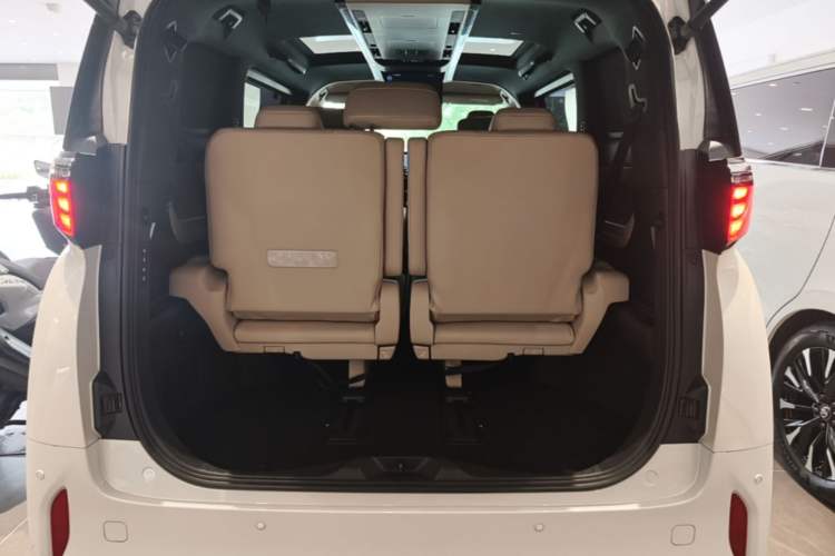 Used Toyota Alphard 2024 Dual-Engine 2.5L Deluxe Edition Trunk