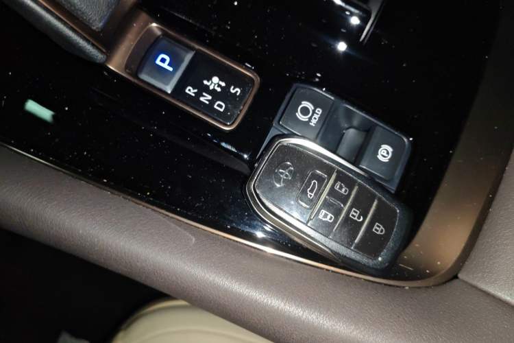 Used Toyota Alphard 2024 Dual-Engine 2.5L Deluxe Edition Vehicle Key