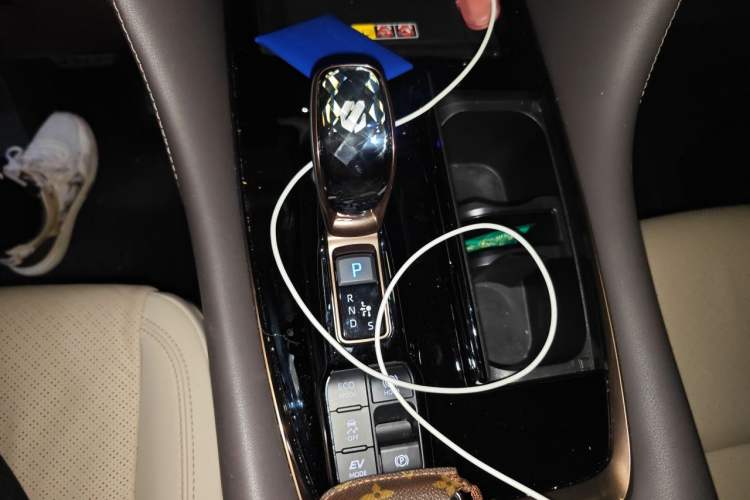 Used Toyota Alphard 2025 Dual-Motor 2.5L Premium Golden Edition Gear Lever