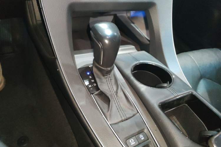 Used Toyota Avalon 2019 2.0L XLE Premium Edition China VI Gear Lever