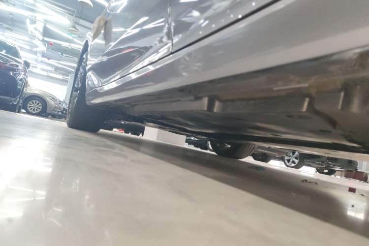 Used Toyota Avalon 2019 2.0L XLE Premium Edition China VI Left Side Sill