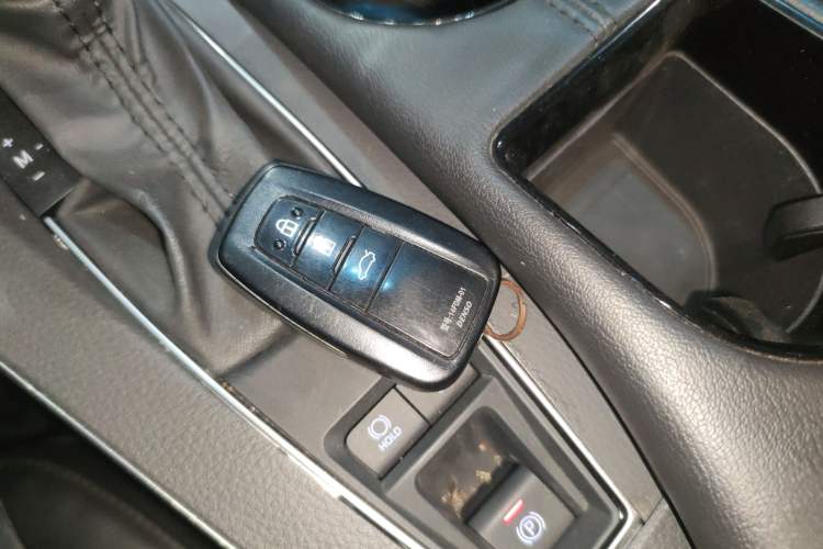 Used Toyota Avalon 2019 2.0L XLE Premium Edition China VI Vehicle Key