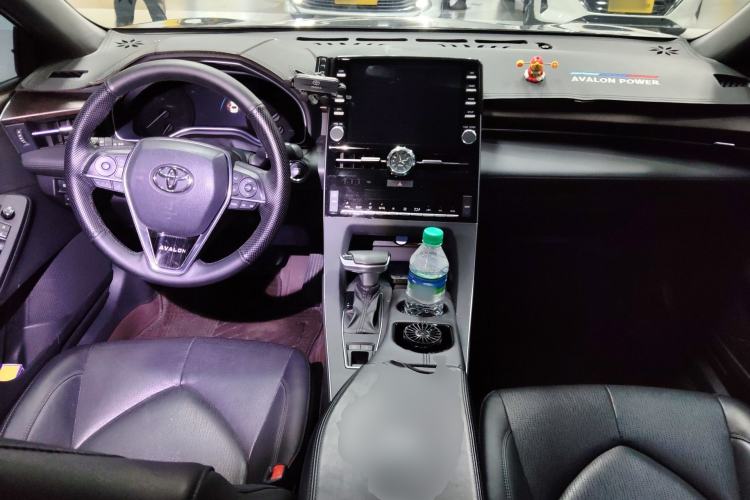 Used Toyota Avalon 2019 2.0L Luxury Edition China VI Standard Center Console