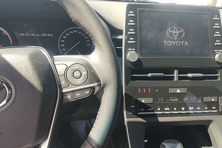 Used Toyota Avalon 2019 Dual-Engine 2.5L XLE Prestige Version China VI Standard Center Console