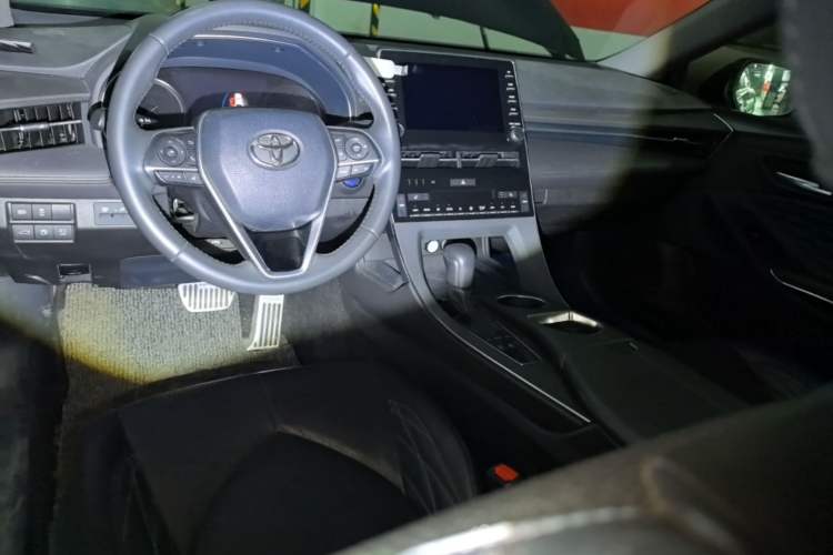 Used Toyota Avalon 2019 Dual-Engine 2.5L XLE Prestige Version China VI Standard Center Console