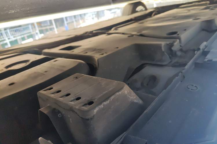 Used Toyota Avalon 2019 Dual-Engine 2.5L XLE Prestige Version China VI Standard Chassis Rear Left