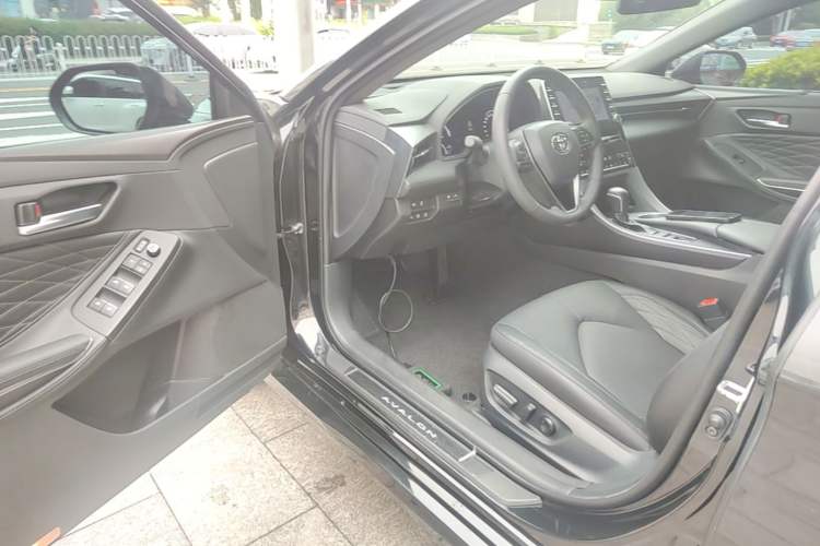 Used Toyota Avalon 2019 Dual-Engine 2.5L XLE Prestige Version China VI Standard Driver Seat