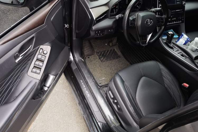 Used Toyota Avalon 2019 2.5L Touring Premium Version China VI Standard Driver Seat