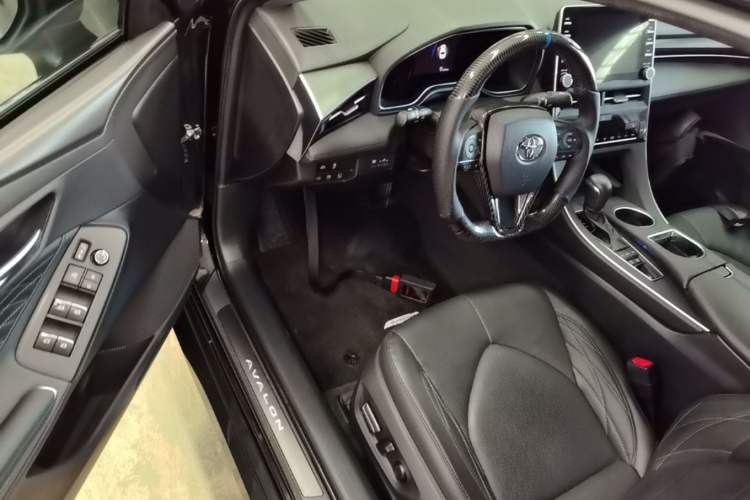 Used Toyota Avalon 2019 Dual-Engine 2.5L XLE Prestige Version China VI Standard Driver Seat