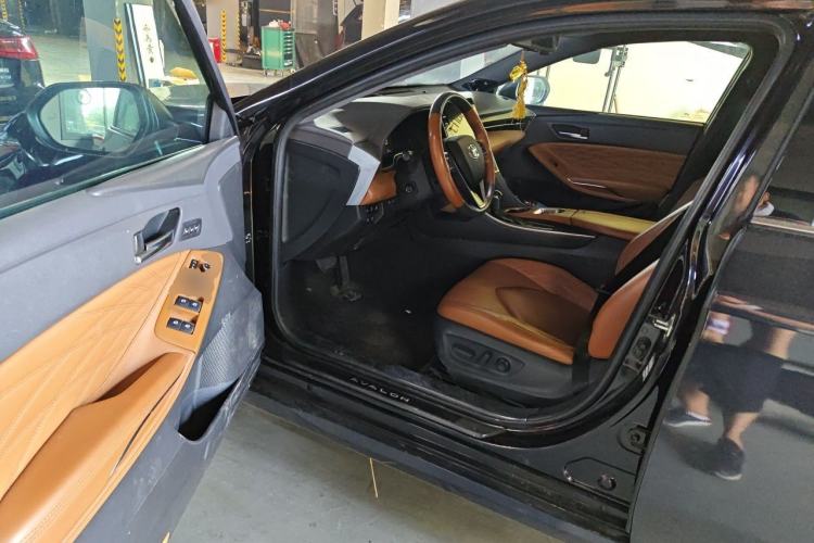 Used Toyota Avalon 2019 Dual-Engine 2.5L Limited Flagship Edition China VI Standard Driver Seat