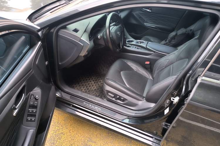 Used Toyota Avalon 2019 Dual-Engine 2.5L XLE Prestige Version China VI Standard Driver Seat