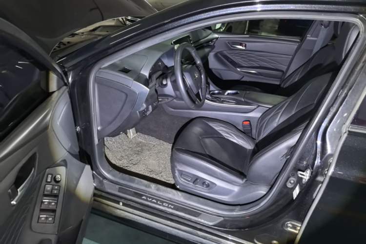 Used Toyota Avalon 2019 Dual-Engine 2.5L XLE Prestige Version China VI Standard Driver Seat