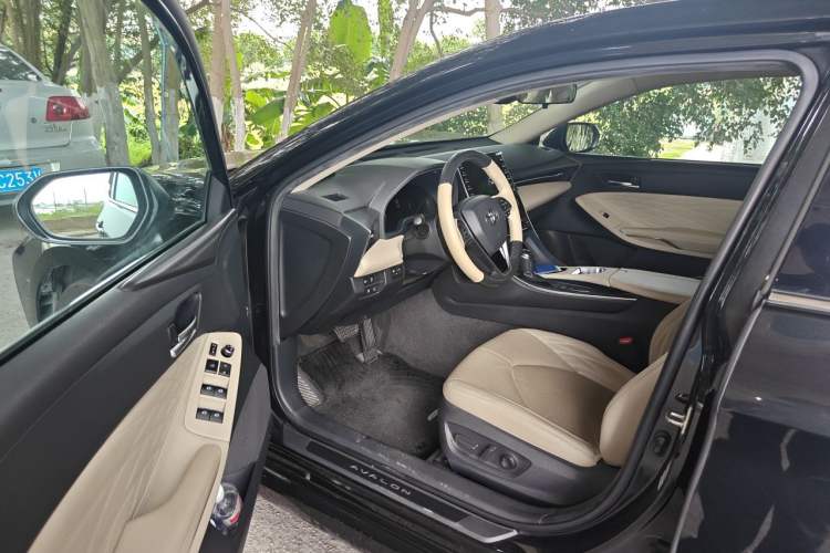 Used Toyota Avalon 2019 Dual-Engine 2.5L XLE Prestige Version China VI Standard Driver Seat