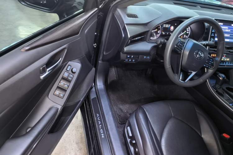 Used Toyota Avalon 2019 2.0L XLE Premium Edition China VI Driver Seat