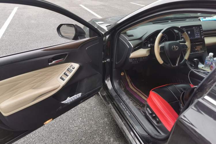 Used Toyota Avalon 2019 2.5L Touring Premium Version China VI Standard Driver Seat