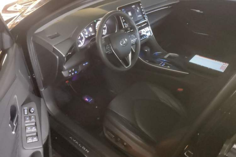 Used Toyota Avalon 2019 Dual-Engine 2.5L XLE Prestige Version China VI Standard Driver Seat