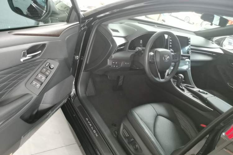 Used Toyota Avalon 2019 2.5L Touring Premium Version China VI Standard Driver Seat