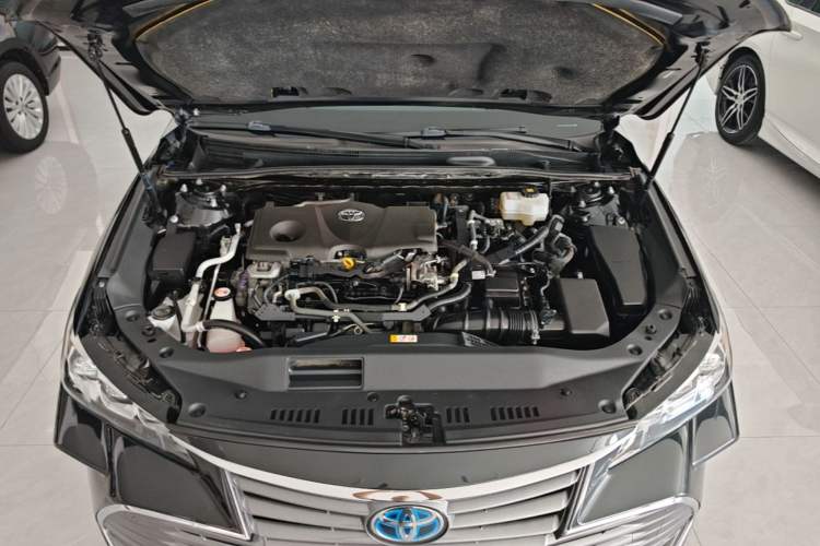 Used Toyota Avalon 2019 Dual-Engine 2.5L XLE Prestige Version China VI Standard Engine Bay