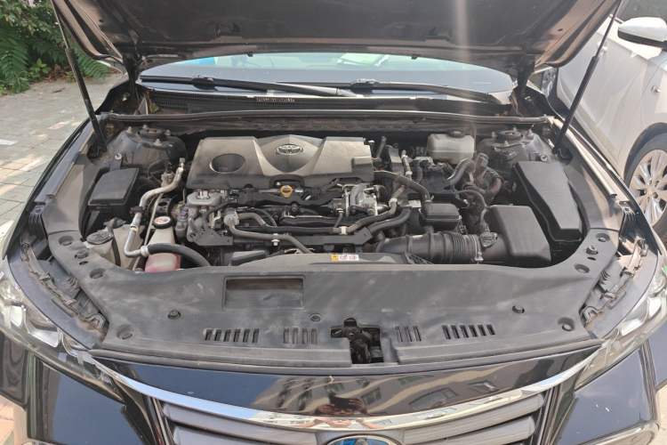 Used Toyota Avalon 2019 Dual-Engine 2.5L Limited Flagship Edition China VI Standard Engine Bay