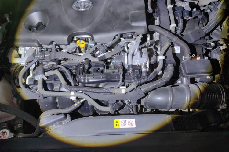 Used Toyota Avalon 2019 Dual-Engine 2.5L Limited Flagship Edition China VI Standard Engine Bay