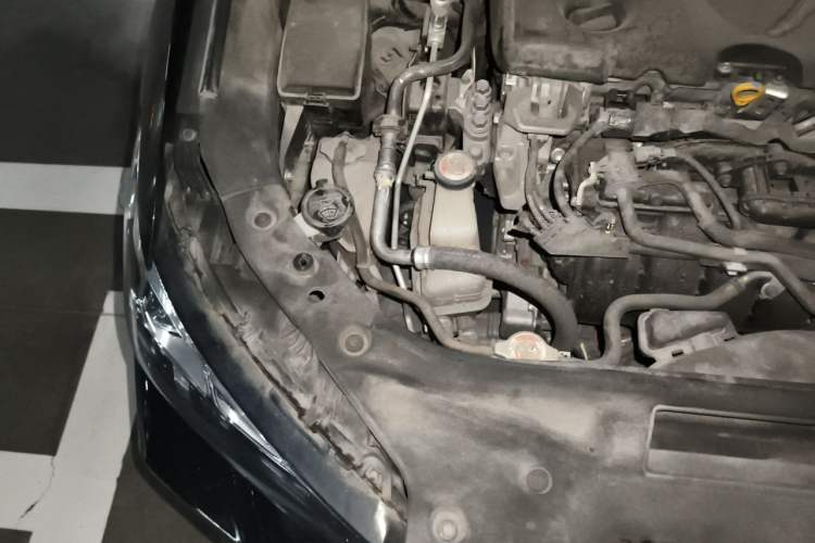 Used Toyota Avalon 2019 Dual-Engine 2.5L XLE Prestige Version China VI Standard Engine Bay Right