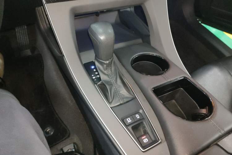 Used Toyota Avalon 2019 2.0L Ambition Edition China VI Gear Lever
