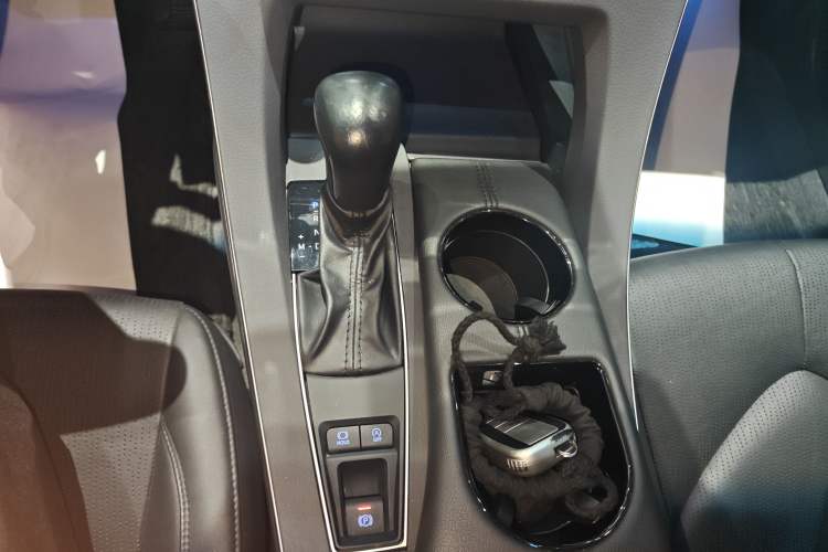 Used Toyota Avalon 2019 2.0L Luxury Edition China VI Standard Gear Lever