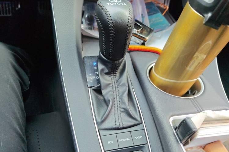 Used Toyota Avalon 2019 Dual-Engine 2.5L XLE Prestige Version China VI Standard Gear Lever