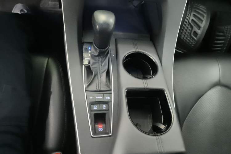 Used Toyota Avalon 2019 2.5L Ambition Version China VI Standard Gear Lever
