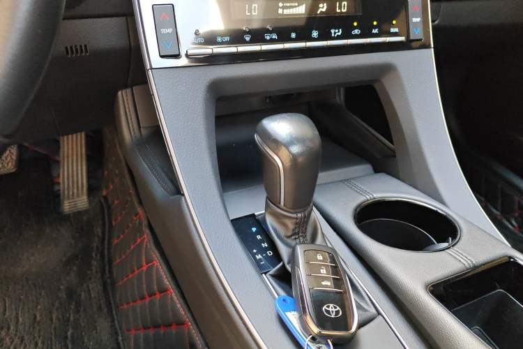 Used Toyota Avalon 2019 2.0L Luxury Edition China VI Standard Gear Lever