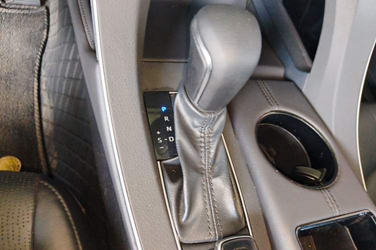 Used Toyota Avalon 2019 Dual-Engine 2.5L Luxury Edition China VI Standard Gear Lever